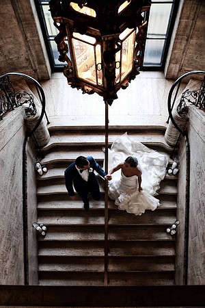 07-Bride-Groom-Wedding-Staircase-Castle
